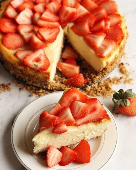 Easy Strawberry Cheesecake with Graham Cracker Crust recipe | Tajinny.com