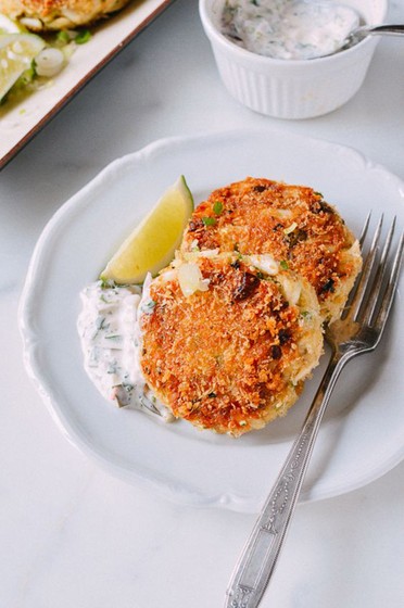 Classic Crab Cakes with Homemade Tartar Sauce | Tajinny.com